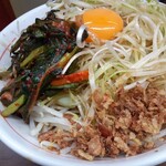 ラーメン二郎 - ニラキムチが旨いのです！オニオンチップはデフォ。