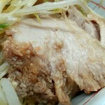 ラーメン二郎 - 豚さんは２切れでしたが、うちの１切れは端っこでした！２切れともカット面が上にあったので食べてからわかりました(汗)豚さんは増せなかったけれどラッキー！