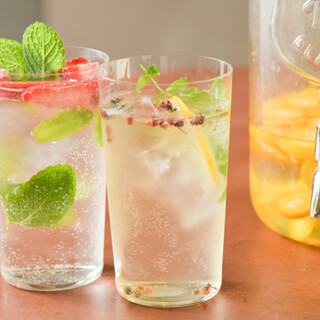 ドリンクは自家製浸漬酒を使った「クラフト酎」を。コースも多彩