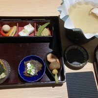 和食 いぶり別邸 新橋店 - 会食利用のため写真は最初の先付のみ。全般塩っけ強めの味に感じたかな。