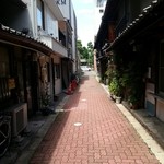 泰山 - 路地中程の右側です