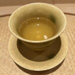 天婦羅くすのき - くすのきの出汁、のちに塩をかけて