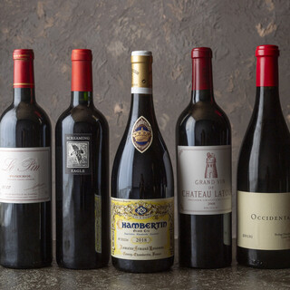 ワインは赤、白、泡と豊富な品揃えがございます。