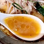 自家製麺250 - スープの表情