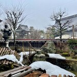 飛騨古川　料亭旅館　八ツ三館 - 庭にはまだ残雪が