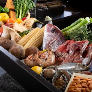 その時々の美味しい海鮮や野菜をご堪能いただける炉端焼き