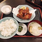 酒亭 玉河 - 若鶏唐揚定食(生玉子付き)