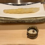 天婦羅くすのき - ホワイトアスパラ　最初はそのまま、後からアスパラソースで