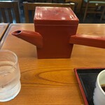 総本家更科堀井 - そば湯の湯桶。２杯分なのか多めに入っている。下の方が濃いのでゆすって撹拌する。