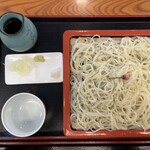 総本家更科堀井 本店 - 季節の変わりそば 桜切りそば。さらしなに桜の葉を練り込んでいる。上には桜花のつぼみの塩漬け。更科より太く、噛んで食べると香りが立つ。見事な出来。