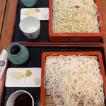 総本家更科堀井 本店 - 下段・さらしなそば1000円+大盛290円、上段・桜切りそば1120円+大盛350円