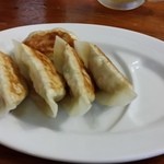 中華そば 麺や食堂 - 餃子５個入（３８０円）は、小振りだがジューシーだった。