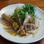 中華そば 麺や食堂 - 待たせているからと、サービスのつまみ・・・ちゃーしゅー、九条ねぎ、メンマ、そしてモヤシがあえってある。