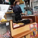 中華そば 麺や食堂 - 手前がレジ、奥ではサーバーを扱う店員さん・・・さらに奥が厨房だ！