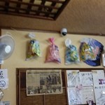 中華そば 麺や食堂 - さりげなくタレントのサインが、レトロな店内に同化した。