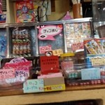 中華そば 麺や食堂 - レトロな店内では、駄菓子を売っている。