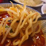 野菜が美味しい鶏豚ラーメン まる重 - 麺は「ひや盛り」、スープはあったか
