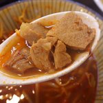 野菜が美味しい鶏豚ラーメン まる重 - つけ麺のチャーシュはつけ汁の中に刻まれて入っています