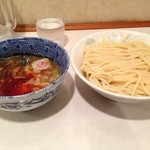 頑者 - ラー博は俺の社員食堂。  毎度お馴染み、  #誰が撮ってもおんなじシャシン  な、辛つけめん、大盛り！  夏本番、辛いものが良いよね。