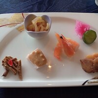 中国レストラン 蘇州 - 前菜の盛り合わせ。ゼンマイ、クラゲの冷製、棒々鶏、エビのマヨネーズ添え、キュウリの甘酢、神戸ポークのチャーシュー。