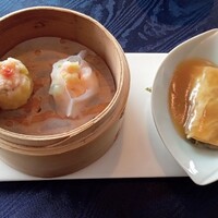 中国レストラン 蘇州 - 点心。桜えびの焼売、エビと春キャベツの焼売、鴨肉とバジルの湯葉巻き。