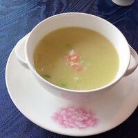 中国レストラン 蘇州 - アスパラと蟹身のスープ。