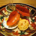 京味 もと井 - 八寸（柿の葉が飾られています） ： ①根三つ葉の素揚げ、三つ葉の焼き浸し。 ② 皮をカリッと焼きあげた秋鮭の味噌和え、芋けんぴのせ。 ③ 鱈の白子、切り干し大根、みかん。 ④ アーモンドをまぶしてあげた帆立貝柱、カリフラワーの甘酢漬け。