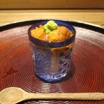 京味 もと井 - 雲丹のお寿し：海苔の佃煮、とんぶり、たっぷりの雲丹の上に、山葵がぽっちりとのせられています。 上下を混ぜ合わせて美味しくいただきます。♪♬