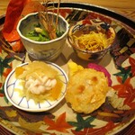 京味 もと井 - 八寸 ： ① 根三つ葉の素揚げ、三つ葉の焼き浸し。 ② 皮をカリッと焼きあげた秋鮭の味噌和え、芋けんぴのせ。 ③ 鱈の白子、切り干し大根、みかん。 ④ アーモンドをまぶしてあげた帆立貝柱、カリフラワーの甘酢漬け。
