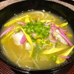 京味 もと井 - 椀物 ： 伊勢海老の殻からとったお出汁に伊勢海老、にゅう麺、蕪を使い、紅と黄の菊の花びらとあさつきを綺麗に散らしてあります。