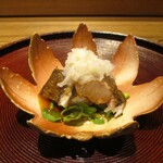 京味 もと井 - お造り ： 皮目を炙ったクロムツの下にクレソンを敷き、ポン酢餡と聖護院蕪鬼おろしが添えられています。