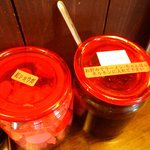 本田商店 - 卓上②、右は「ニンニク醤油」