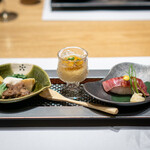 神戸牛 しゃぶしゃぶ おもき 離れ - 先附 小鉢3品 神戸牛の柚香煮、春野菜の白和え 新玉ねぎのすり流し、土佐酢のジュレ、雲丹 神戸牛の肉寿司