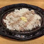 ステーキハウス アパッチ - ガーリックライス（ライスM） ※ 白米が肉汁を吸い込む！