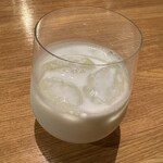 ステーキハウス アパッチ - 芋焼酎ロック牛乳割り ※ 芋の甘いと牛乳のコクが美味！