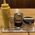 ステーキハウス アパッチ - 卓上調味料 ※ まずは「塩」だけで食べて欲しいとは思うw