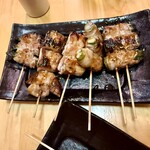 本通 地鶏 居酒屋 作 - 