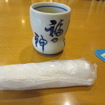 新玉亭 - 湯吞みとおしぼり