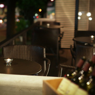 テラス席はストーブがあるので冬でも人気！開放感のある雰囲気でイタリアンやワインを