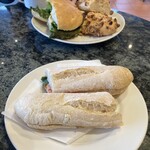 ラ・スピガ - 向こうに写ってるのは友人の。食べやすいようにカットしてくれます。