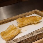 日本橋 蕎ノ字 - ㉔真穴子(長崎県対馬列島産)【塩】&【タレ】
      フワッと揚げられた真穴子、塩で旨みを繊細に味わい、タレでより深くなった味わいを楽しみました