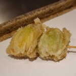 日本橋 蕎ノ字 - ⑫蕗の薹(産地聞き忘れ)【塩】&【天つゆ】
      蕗の薹のほろ苦さと香りが鮮やか、そして微かな青い甘み、春の訪れを感じる味わいです