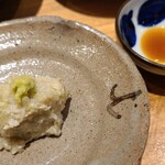 日本橋 蕎ノ字 - ⑬粗挽き蕎麦掻き(群馬県産、コーヒーミル挽き)
      普通は石臼挽きでねっとりモチモチという印象ですが、これは蕎麦の香りが鮮烈でよりお酒のアテにピッタリな気がします
      蕎麦粉でない蕎麦搔きへと至った発想が凄い