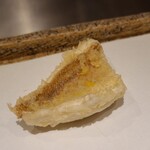 日本橋 蕎ノ字 - ⑰春子鯛(鹿児島県産)【塩】
      血鯛かな？何となく味が濃いので真鯛かも
      天麩羅は小さい魚ほど美味しい気がする
      身が軟らかくて繊細な味わいを引き出すことが出来るからでしょう