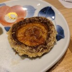 日本橋 蕎ノ字 - ㉓原木椎茸(静岡県産)【塩】&【天つゆ】
      水分量が半端無く、椎茸自体の鮮度の良さが◎
      旨みを引き出して揚げてある技術に刮目します
      やっぱりバリッと揚げるよりもレアに揚げる方が私は好きなんだなと実感