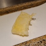 日本橋 蕎ノ字 - ⑩墨烏賊(正式名:甲烏賊、江戸前産)【塩】&【檸檬】(静岡県産)
      揚げることで熱が入り、身が軟らかくなっていますが、中心部には墨烏賊らしい微かにサクッとした食感があり、絶妙でした