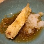 日本橋 蕎ノ字 - ⑮ホワイトアスパラガス(静岡県菊川産)《根元》【天つゆ】
      根元側は更に甘く、噛ると水分が滴り落ちるほど、そして正に甘露というに相応しい自然で優しい甘み、これ程の天麩羅は超久しぶりです