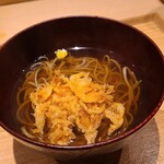 日本橋 蕎ノ字 - ㉖温蕎麦《9割蕎麦、静岡県在来種》、桜蝦の搔き揚げ載せ
      先ずは温かい蕎麦から、温かいおつゆはホッとしますね
      搔き揚げの芳ばしさ、滋味深い味わいも○