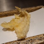 日本橋 蕎ノ字 - ⑨白鱚(江戸前産)【塩】&【天つゆ】
      フワフワとふっくらした身、最初に塩で白鱚らしい甘みを繊細に感じてから、天つゆで大根おろしと共に油をさっぱりと楽しみます