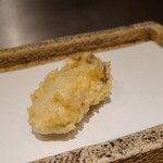 日本橋 蕎ノ字 - ㉑牡蠣(宮城県松島産)【塩】&【天つゆ】
      プリッとした食感、ミルキーで滋味が濃い
      多分、生食可能な清浄海域のものを絶妙な火入で揚げているのでしょうね